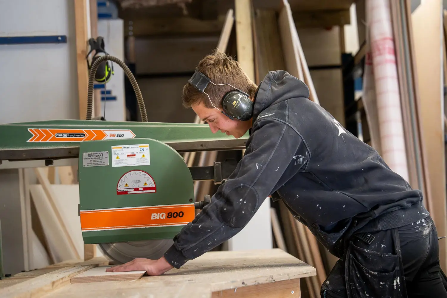Prefab elementen zijn bouwonderdelen die vooraf in de werkplaats worden geproduceerd en vervolgens op de bouwlocatie worden gemonteerd.